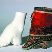 Bottine chinoise et moulage d'un pied