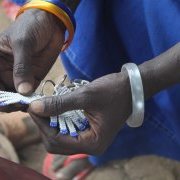 Femme Masaï présentant sa précieuse marchandise 