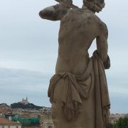 Un triton qui regarde loin