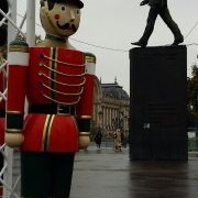 Le grand homme et des soldats de bois