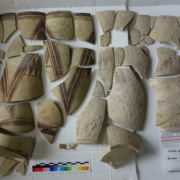 Nettoyage de fragments d'un vase funéraire