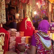 Avant d'aller au temple de la déesse Tulja Bhavani