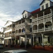 Le waterkant. Maisons anciennes devant le fleuve