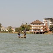 Pirogue sur le fleuve Niger à Bamako