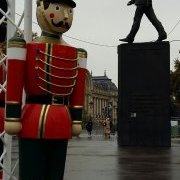 Le grand homme et des soldats de bois