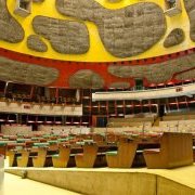 L'Assemblée : salle intérieure